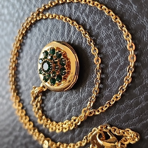 Avon Jewelry - Elegant Avon Gold and Green Pendant Necklace